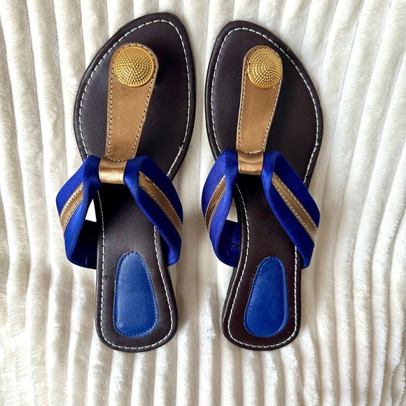 NEW Gold Blue Sandals Cushioned Flip Flops Statement Thumb Strap Size 9 Flats - Picture 2 of 12